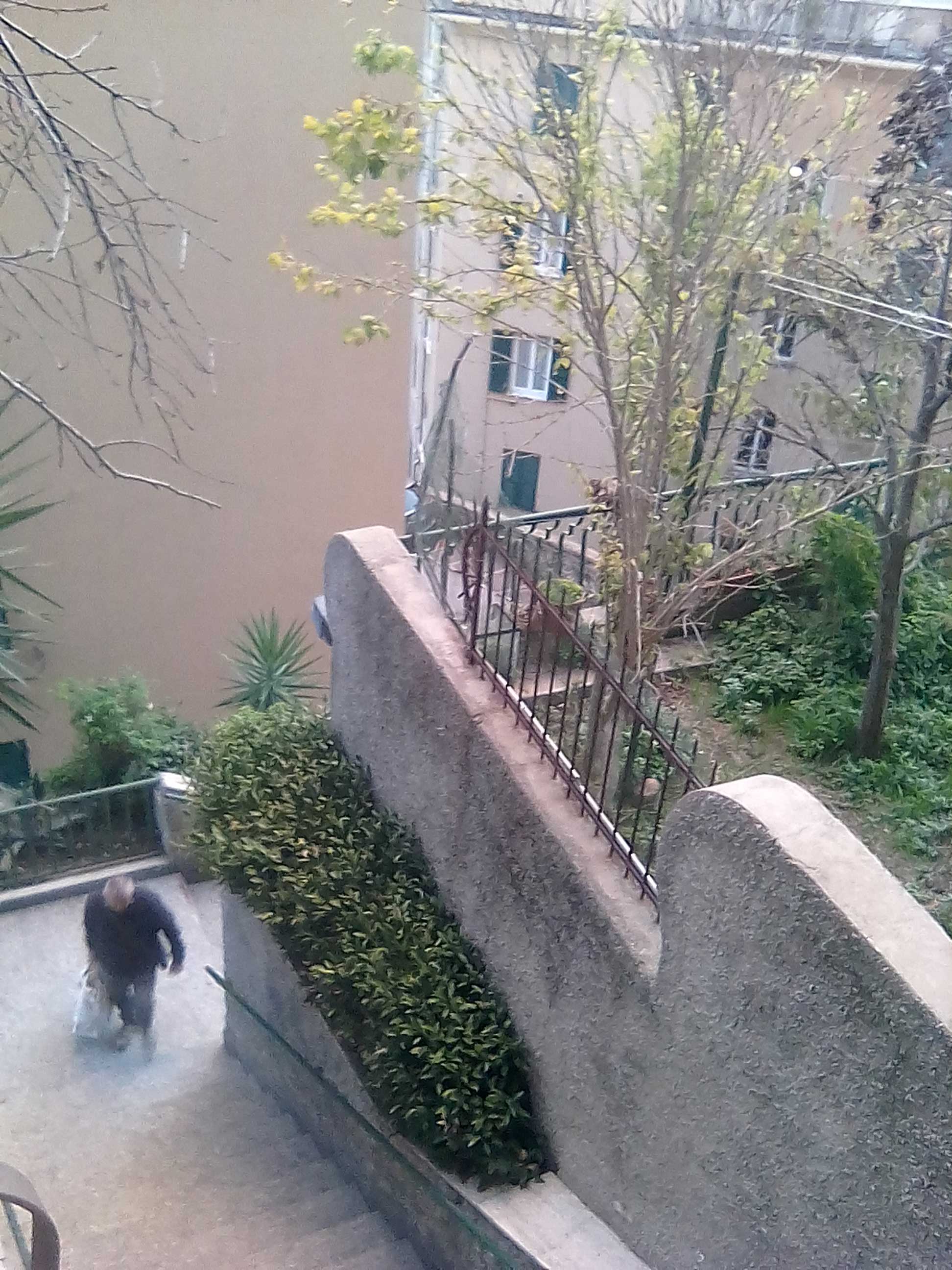 appartamento per affitti brevi Genova, scale condominiali